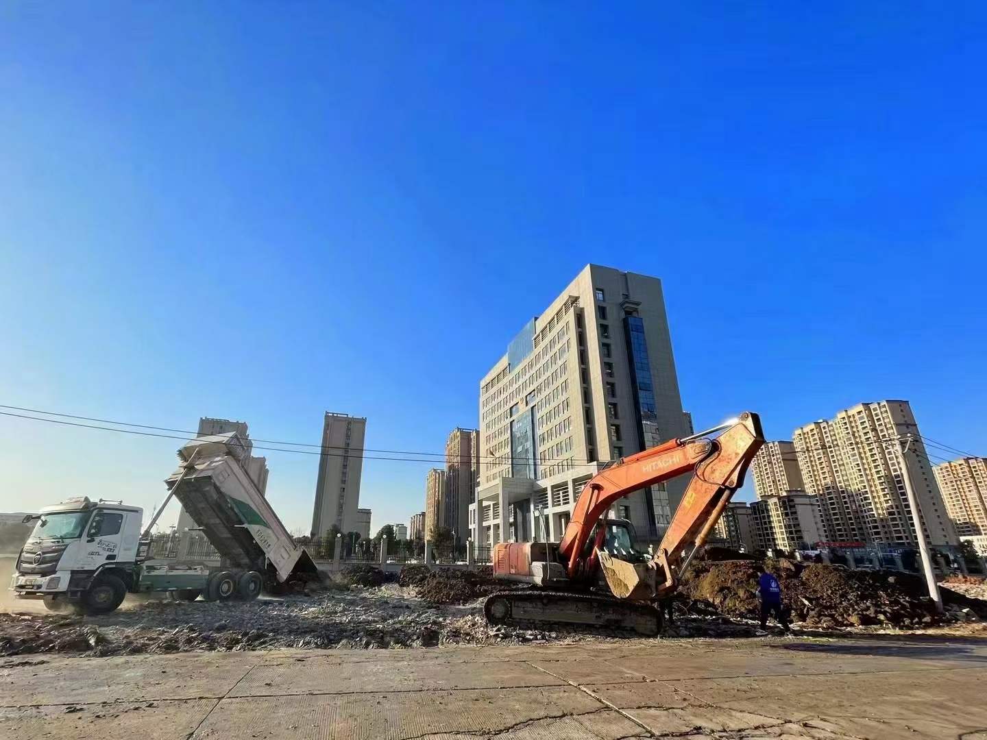 豪家集團(tuán)承建的政務(wù)花園項(xiàng)目、污水管網(wǎng)項(xiàng)目、CBD公園項(xiàng)目施工中