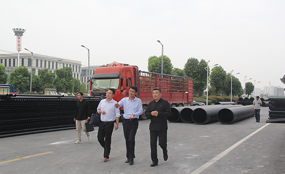 阜陽市丁局長、吳科長調(diào)研豪家管業(yè)查看生產(chǎn)車間