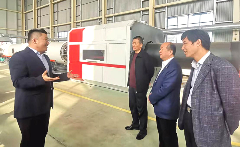 阜陽師范大學(xué)法學(xué)院副院長、市委黨校副教授李金龍、市企業(yè)家聯(lián)合會領(lǐng)導(dǎo)蒞臨豪家集團(tuán)視察指導(dǎo)